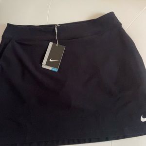 Black Nike tennis/golf skirt size M NWT
